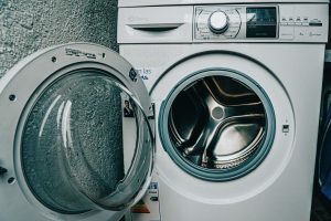 Lee más sobre el artículo ¿Por qué mi lavadora pierde agua? Causas y soluciones